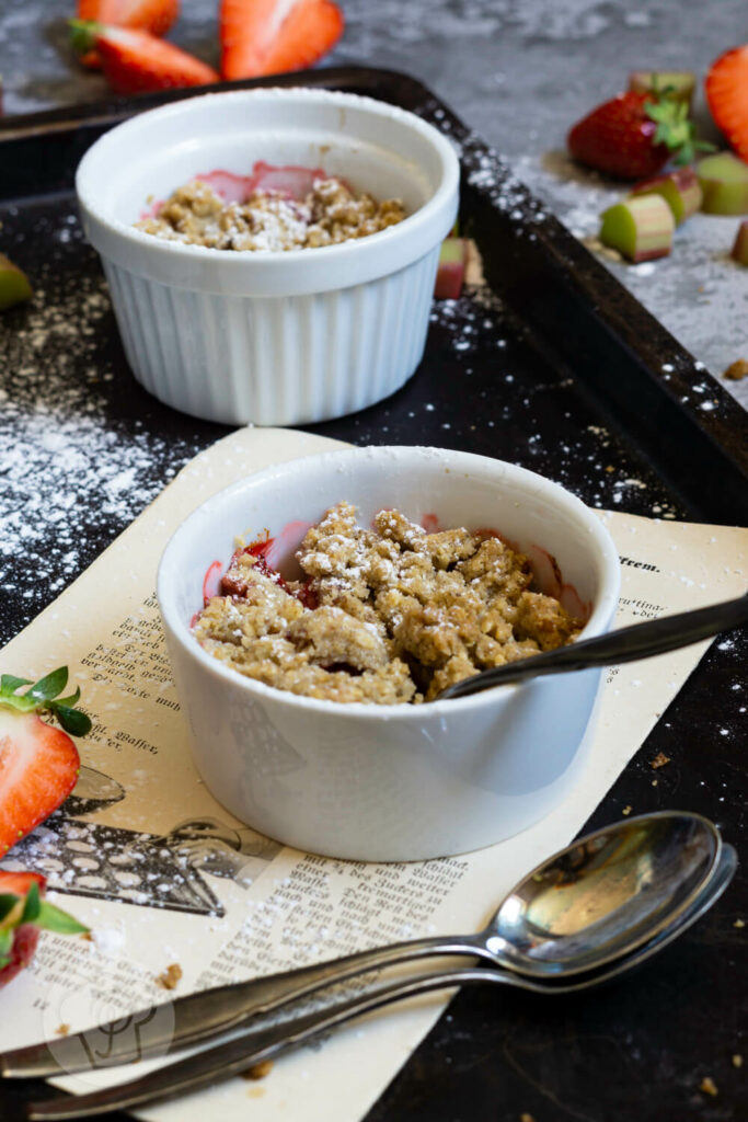 Erdbeere küsst Rhabarber - Crumble 3 Erdbeer-Rhabarber-Crumble in Porzellanformen