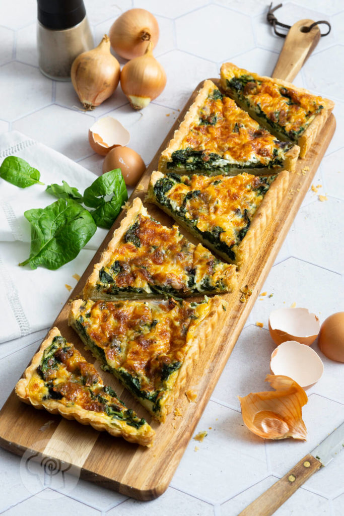 Kooperationen 7 Einfache Gemüse Quiche aus Blattspinat und knusprigem Mürbteig. Ein schnelles und leckeres Rezept für den Frühling. Die Spinatquiche passt auch super zum Osterbrunch. Küchentraum & Purzelbaum