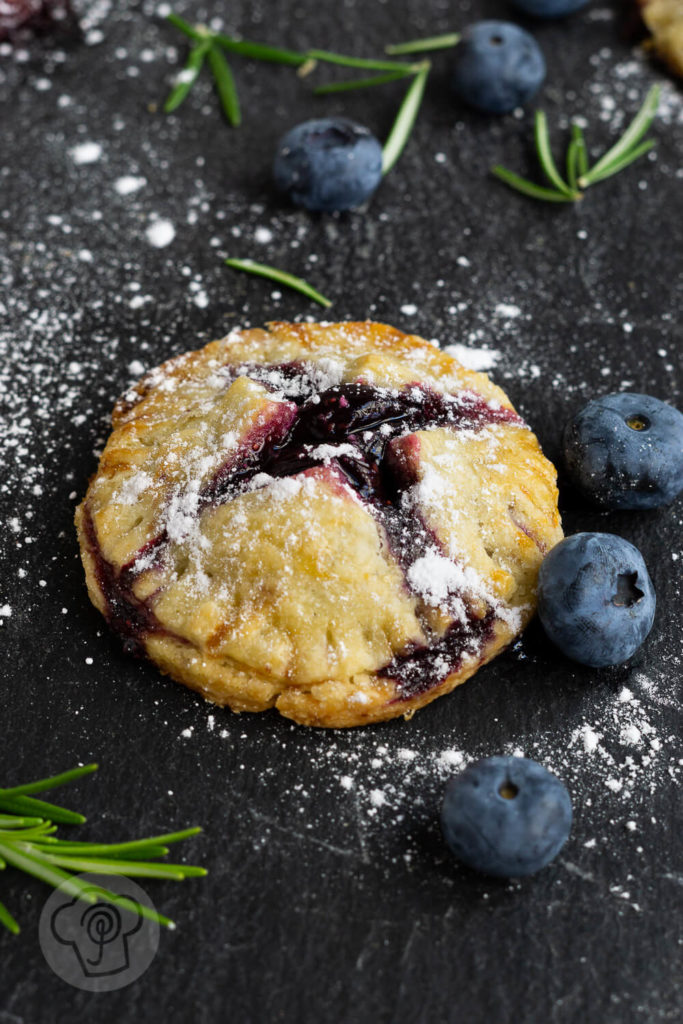 Hand Pies mit Blaubeeren 5 Leckere Handpies mit Blaubeeren und Rosmarin. Ein herrlich fruchtiger, sommerlicher Snack für das Picknick oder einfach so zum Naschen. Küchentraum & Purzelbaum | #blaubeeren | #heidelbeeren | #mürbteig