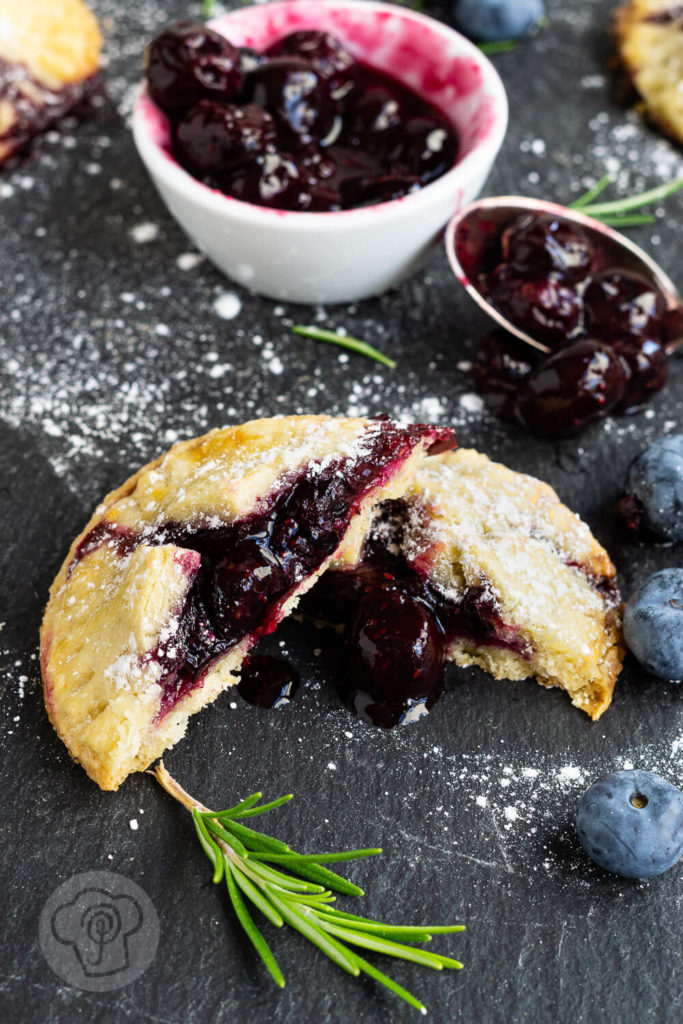 Hand Pies mit Blaubeeren 6 Leckere Handpies mit Blaubeeren und Rosmarin. Ein herrlich fruchtiger, sommerlicher Snack für das Picknick oder einfach so zum Naschen. Küchentraum & Purzelbaum | #blaubeeren | #heidelbeeren | #mürbteig