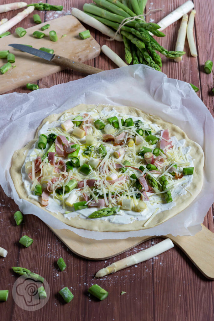 Kooperationen 3 Rezept zum Backen. Diese Pizza Bianca mit Spargel musst du unbedingt ausprobieren. Sie ist eine tolle Alternative zur normalen Pizza und mit meinem Rezept für den perfekten Pizzateig ist das Arbeiten mit Hefeteig kein Problem mehr. Küchentraum & Purzelbaum