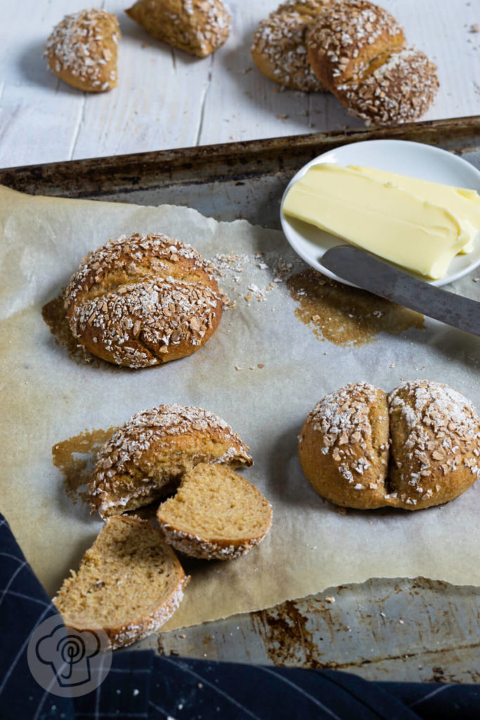 Kooperationen 5 Rezept zum Backen. Vollwertige Dinkelvollkorn Weggli. Diese leckeren Brötchen mit Hefeteig sind einfach zu machen und schmecken der ganzen Familie. Ein weiterer Pluspunkt: Sie sind nicht nur lecker, sondern auch gesund. Küchentraum & Purzelbaum