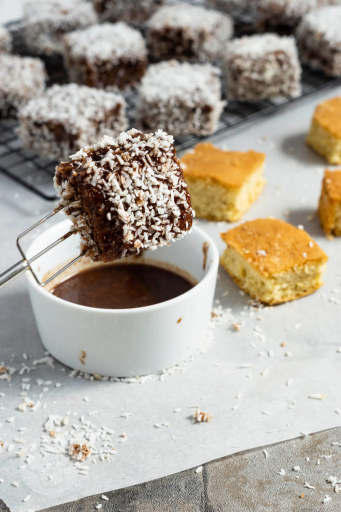 Kooperationen 2 Rezept zum Backen. Einfaches Rezept für leckere Lamingtons. Diese kleinen Kuchenwürfel mit Schokoglasur und Kokos musst du probieren. Hol dir ein Stück Australien nach Hause. Hier in Europa kennt man sie auch als Kokoswürfel und Cupavci. Küchentraum & Purzelbaum