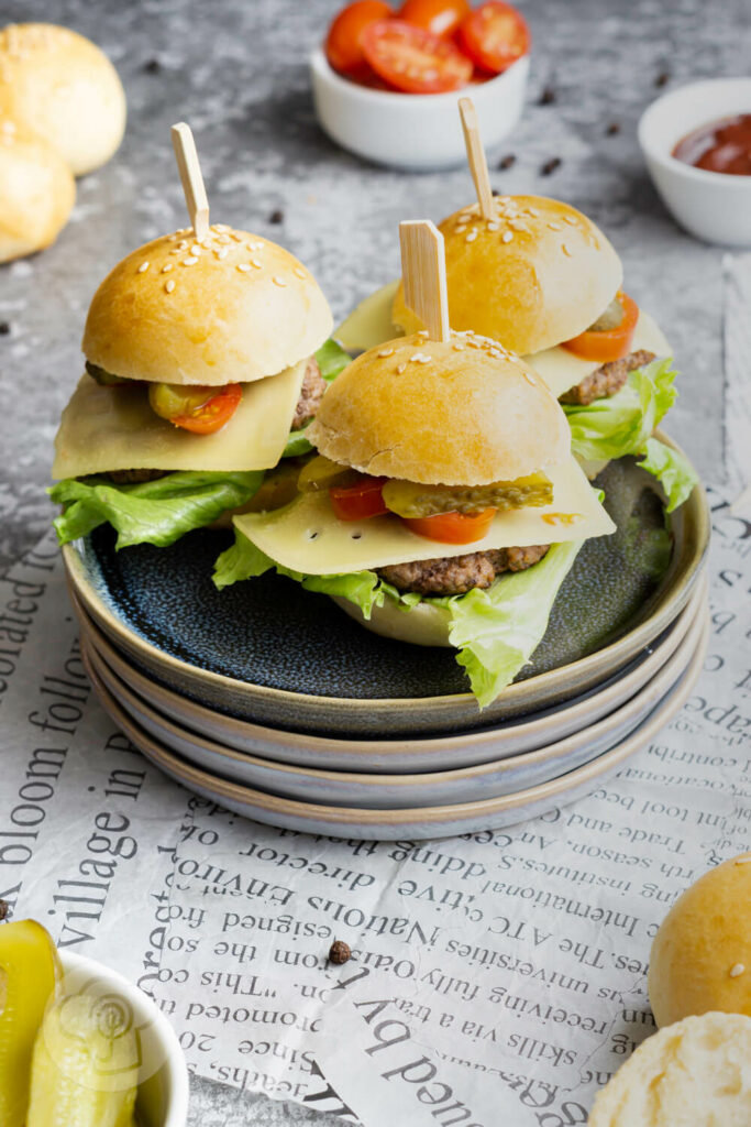 Mini Burger - Partyfood 4 3 Mini Burger auf einem Tellerstapel