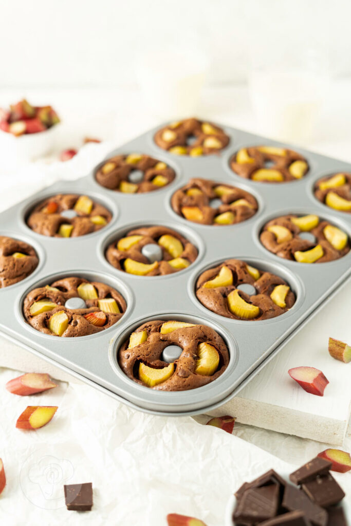 Brownie Donuts mit Rhabarber 3 Brownie Donuts mit Rhabarber im Brownie Backblech
