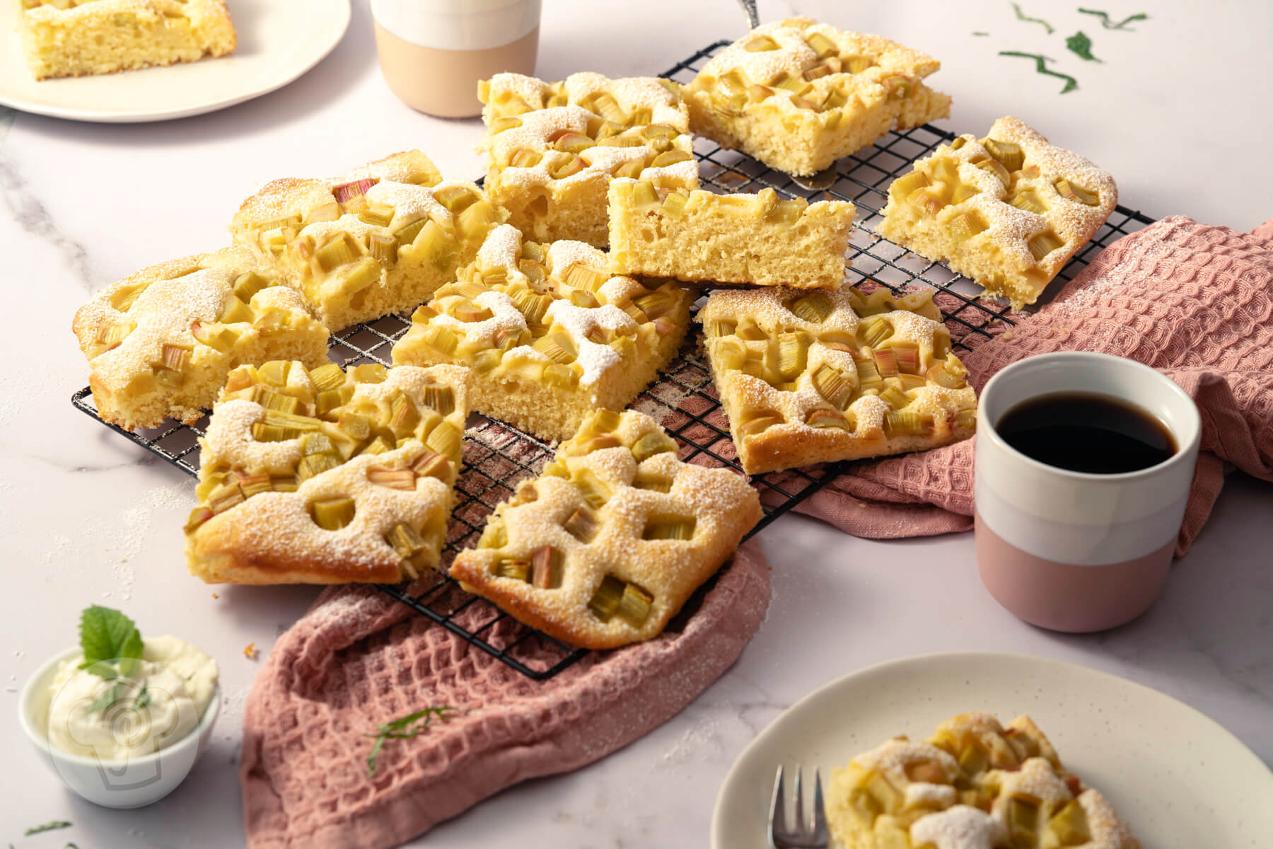 Mehr über den Artikel erfahren Schneller Rhabarberkuchen vom Blech