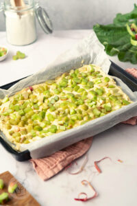 Schneller Rhabarberkuchen vom Blech 4 Schneller Rhabarberkuchen vom Blech - Zubereitung. Ungebackener Kuchen auf dem Blech.