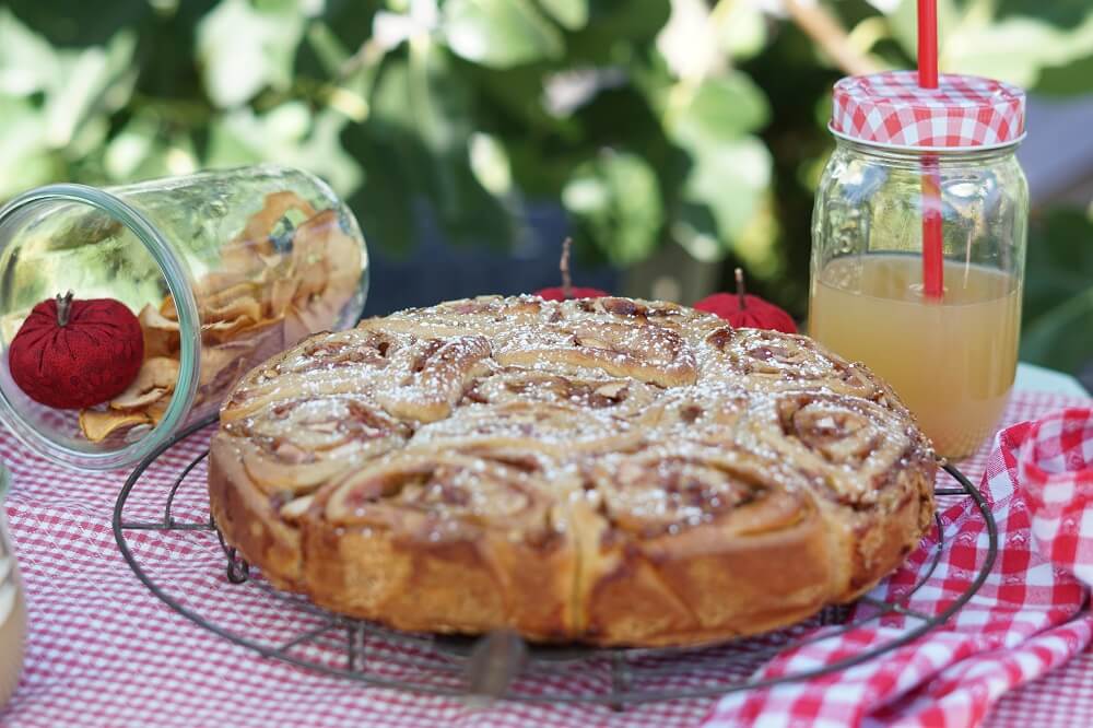 Mehr über den Artikel erfahren Apfelrosen Kuchen – eine herbstliche Landpartie